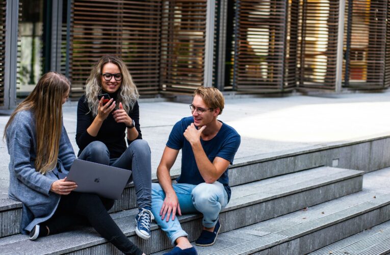 Navigera mot framtiden – gymnasieval inom ekonomi och juridik